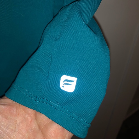 Athletic workout top - Picture 2 of 3